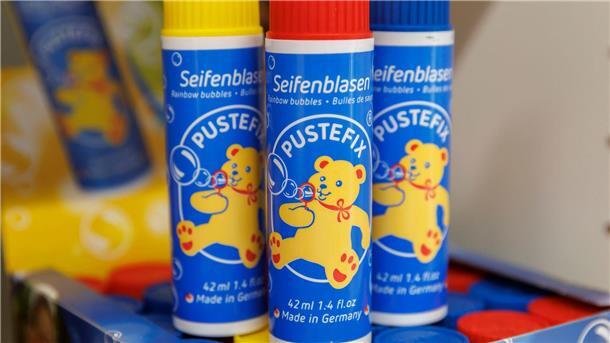 Wenn Träume nicht zerplatzen: Das Geschäft mit Seifenblasen Die Rezeptur für die Seifenblasen von Pustefix sei streng geheim, sagt der Chef. Wasser sei natürlich drin und Seife. „Und ein Verdickungsmittel, um die Seifenblasen entstehen zu lassen.“