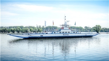 Die Rheinfähre "Michael" in Fahrt auf dem Rhein. 