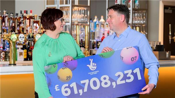 Briten rechnen mit 2,60 Pfund - und gewinnen 62 Millionen Die Richard und Debbie Nuttall nehmen 61.708.231 Pfund (etwa 71 Millionen Euro) mit nach Hause.