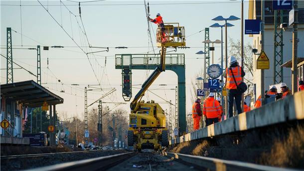 Für Riedbahn-Sanierung fehlen noch mehr als 100 Busfahrer Die Riedbahn soll ab Mitte Juli für fünf Monate gesperrt und komplett saniert werden.