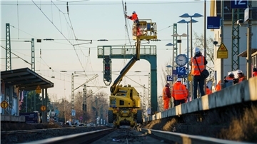 Die Riedbahn soll ab Mitte Juli für fünf Monate gesperrt und komplett saniert werden.