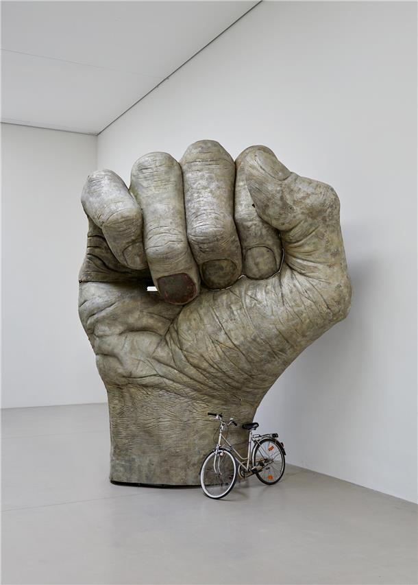Die Riesen-Faust, an der ein lässig ein Fahrrad lehnt, ist die größte Arbeit, die jemals in der Weserburg ausgestellt wurde.
