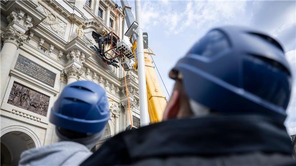 Vor der „Krönung“ - Humboldt Forum erhält riesige Krone Die riesige Kartusche mit Wappen wird über dem Eosander-Portal, dem Haupteingang der rekonstruierten barocken Schlossfassade, mit Hilfe von Kran und Fassadenkletterern angebracht.