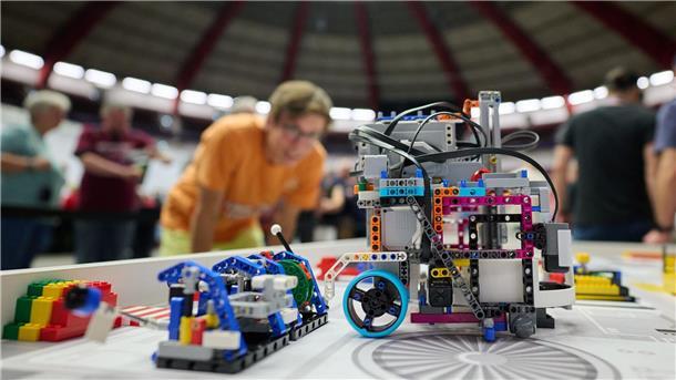 Wettstreit mit Robotern Die Roboter sollen verschiedene Aufgaben lösen.