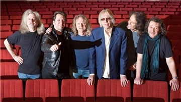 Die Rockmusiker Bernd Römer (l-r), Claudius Dreilich, Christian Liebig, Ulrich „Ed“ Swillms, Michael Schwandt und Martin Becker von der Band Karat im Zuschauerraum der „Alten Oper“ in Erfurt.
