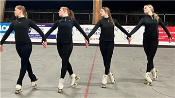Die Rollerbeasts des ERC (von links) mit Sarah Kristin Behlen, Mariella Wilkens, Vinita Krempel und Amelie Schwebe haben viel Arbeit in die Choreografie „Die gute Nacht“ investiert. 