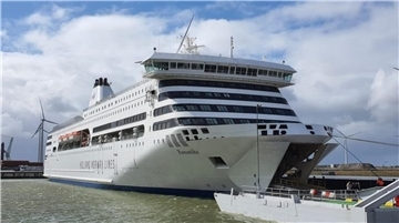 Die „Romantika“ am Anleger in Cuxhaven.