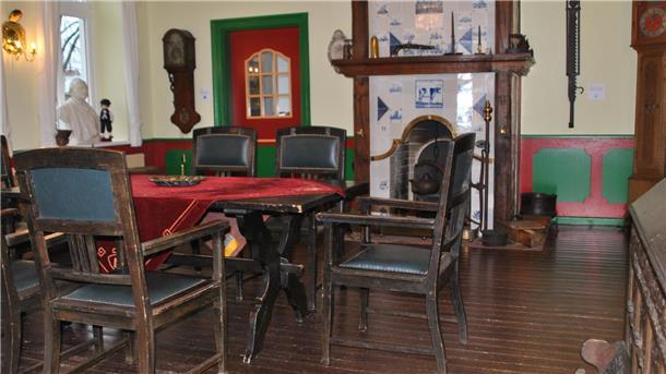 Die rot-grünen Vertäfelungen im Friesenzimmer sind authentisch für Bauernstuben des 19. Jahrhunderts.