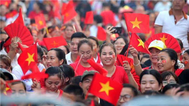 Vietnam inszeniert prächtige Parade zum 80. Nationalfeiertag Die rote Nationalflagge mit gelbem Stern war allgegenwärtig.