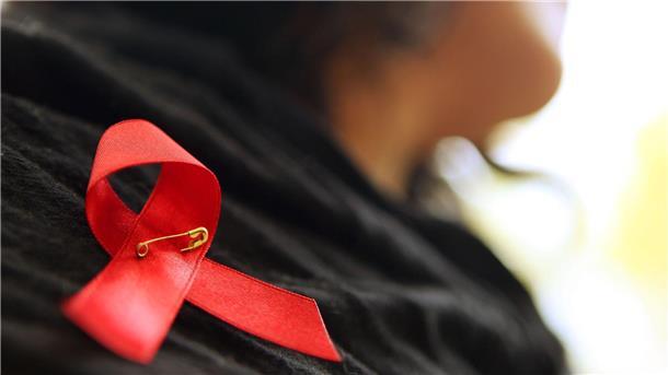 „New Yorker Patientin“: Bericht über vierte HIV-Heilung Die rote Schleife ist ein Symbol der Solidarität mit Menschen, die Aids haben oder HIV-infiziert sind.