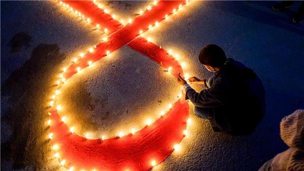 Aids-Konferenz in München - UN-Ziele auf der Kippe? Die rote Schleife ist ein Symbol der Solidarität mit HIV-Infizierten. (Archivbild)