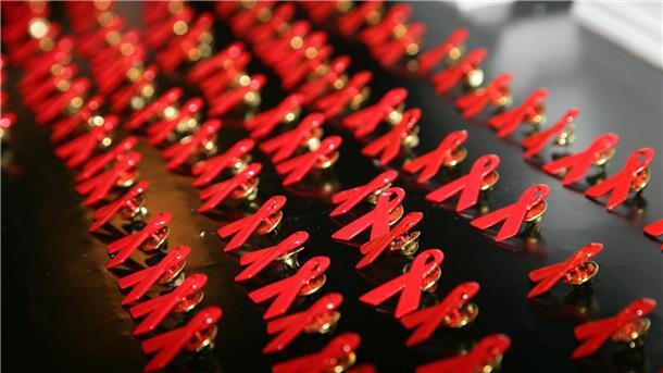 Die rote Schleife steht für den Kampf gegen Aids.