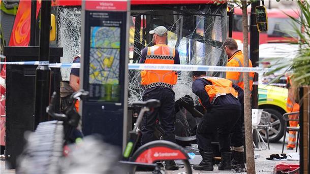 Unfall mit Doppeldeckerbus in London - mehrere Verletzte Die roten Doppeldeckerbusse gehören zum Londoner Stadtbild wie Big Ben oder der Buckingham-Palast.