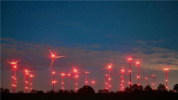 Mehr Lichtverschmutzung: Immer weniger Sterne sichtbar Die roten Positionslichter an Windenergieanlagen erhellen den Nachthimmel und die Landschaft. Lichtverschmutzung nimmt viel stärker zu als bisher erwartet.