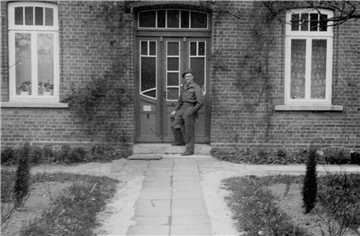 Die Rückkehr nach dem Holocaust: Julius Brumsack 1946 vor seinem Elternhaus in Beverstedt. In seiner britischen Militäruniform fühlte er sich wie ein Eindringling.