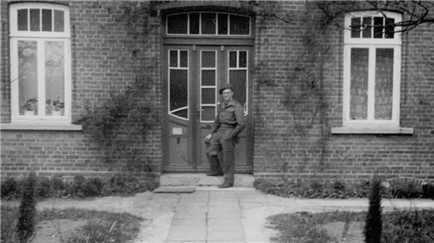 Die Rückkehr nach dem Holocaust: Julius Brumsack 1946 vor seinem Elternhaus in Beverstedt. Er fühlte sich damals in seiner britischen Militäruniform fast wie ein Eindringling.