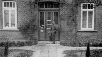 Die Rückkehr nach dem Holocaust: Julius Brumsack 1946 vor seinem Elternhaus in Beverstedt. Er fühlte sich damals in seiner britischen Militäruniform fast wie ein Eindringling.