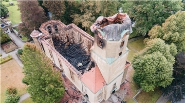 Die Ruine der evangelischen Stadtkirche in Großröhrsdorf nach dem Großbrand.