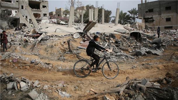 Bericht: USA liefern trotz Streits weiter Waffen an Israel Die Ruinen eines Wohnhauses nach einem israelischen Luftangriff in Rafah: Trotz der Bedenken liefert Washington weiter Waffenhilfe in Milliardenhöhe an Israel.