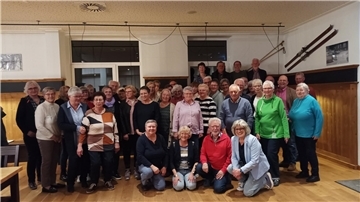 Die rund 55 ehemalige Mitarbeiterinnen und Mitarbeiter der Wesermarsch Klinik vereint beim „Rentner-Treffen“.