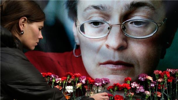 Wenn auf Putins Abneigung mysteriöse Attentate folgen Die russische Journalistin Anna Politkowskaja wurde am 07.10.2006 in ihrem Hauseingang in Moskau erschossen.