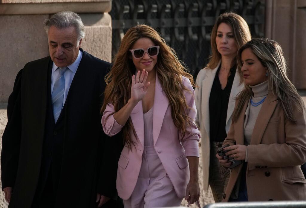 Die Sängerin Shakira (M) kommt am Gerichtin Barcelona an. Die 46-Jährige bekam eine dreijährige Haftstrafe aufgebrummt, die sie aber als nicht vorbestrafte Person nicht antreten muss.