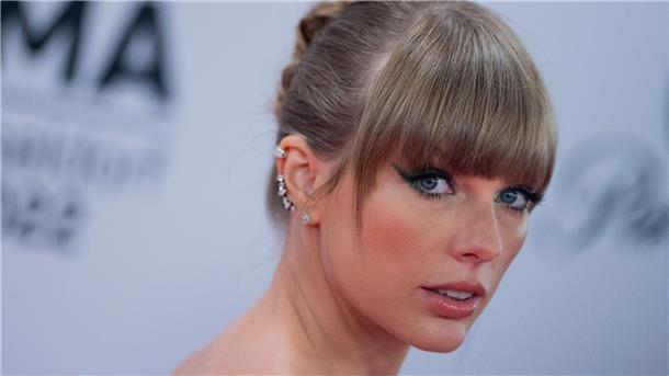 Taylor Swift gewinnt drei „People’s Choice Awards“ Die Sängerin Taylor Swift hat bei den „People’s Choice Awards“ gleich mehrfach abgeräumt.