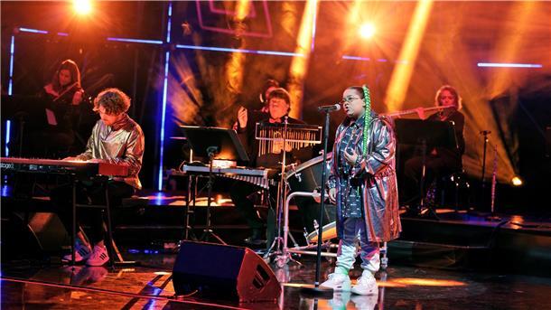 Die Sängerin Zoe Wees tritt bei der Verleihung des Radiopreises „1Live Krone" auf.