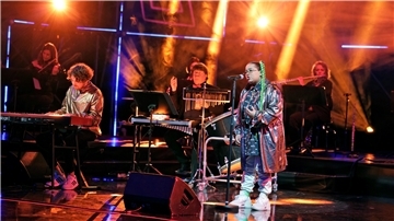 Die Sängerin Zoe Wees tritt bei der Verleihung des Radiopreises „1Live Krone" auf.