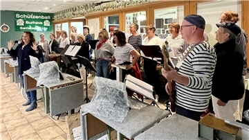 Die Sängerinnen des Shantychors Hafenperlen sorgten im Burhaver Schützenhaus von Beginn an für Stimmung.