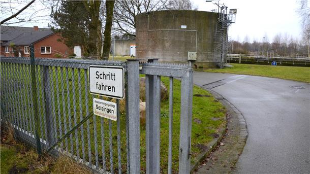 Warum Selsingen über eine Million Euro in die ARA investieren will – und muss Die Samtgemeinde Selsingen will in die Abwasserreinigungsanlage (ARA) in Selsingen investieren. Nach knapp 30 Jahren muss unter anderem eine Einlauf-/Rechenanlage ersetzt werden. Zudem soll eine Phosphateliminierungsanlage gebaut und eine PV-Anlage installiert werden. Die Gesamtkosten betragen über eine Million Euro.