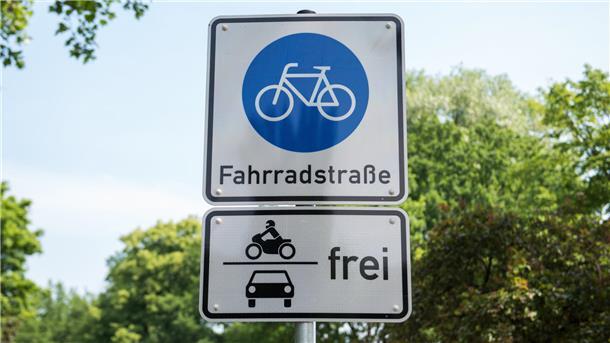 Ein Straßenschild, das eine Fahrradstraße ausweist