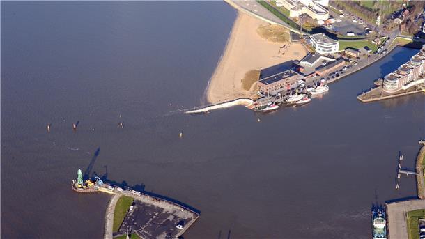 Luftaufnahme der Nordmole: Die Sandsäcke sind kaum noch zu erkennen.