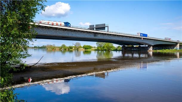 Die Sanierung der Weserbrücke im Verlauf der A1 führt zu starken Verkehrsbehinderungen. (Archivbild)