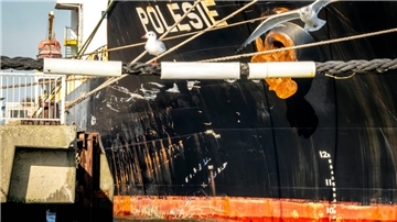 Die Schäden am Frachtschiff „Polesie“ sind in der Nahaufnahme erkennbar. Das Schiff liegt seit Mittwochmorgen kurz nach 4 Uhr in Cuxhaven. Die „Verity“ war nach der Kollision am Dienstag gesunken.