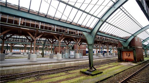 Die Schäden an den Stahlträgern der Oldenburger Gleishalle sind größer als gedacht - deshalb wird die Sanierung laut der Bahn länger dauern. (Archivbild)