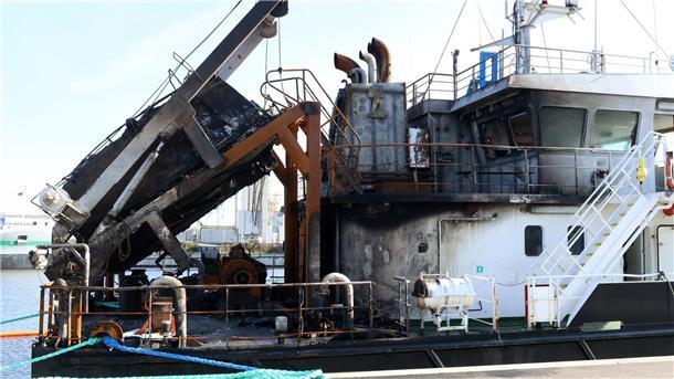 Die Schäden nach dem Brand auf dem Öltankschiff „Annika“ sind deutlich zu erkennen. Der Havarist liegt im Rostocker Überseehafen. 