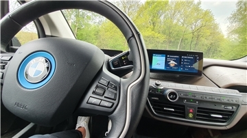 Die Schaltung ist am Lenkrad, die meisten Funktionen werden über das Display gesteuert: Mit einem klassischen Verbrennungsmotor-Cockpit hat der Fahrerbereich dieses BMW i3 nicht viel zu tun.