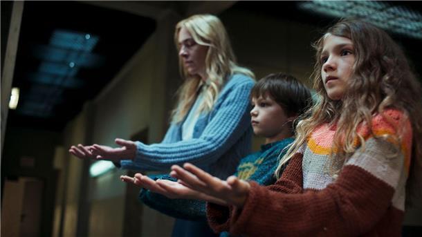 Die Schauspieler Kim Riedle als Lena (l-r), Naila Schuberth als Hannah und Sammy Schrein als Jonathan in einer Szene aus „Liebes Kind“.