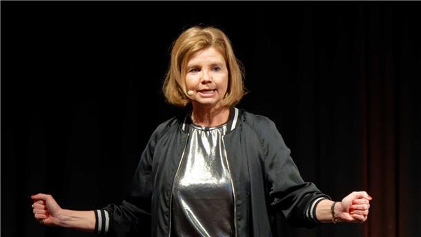 Die Schauspielerin Annette Frier steht bei der Veranstaltung „Remix 4!“ beim Literaturfestival Lit.Cologne auf der Bühne.