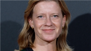 Die Schauspielerin Caroline Peters hält wenig davon, verliebt zu sein.