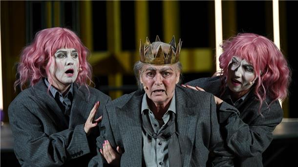 Bad Hersfelder Festspiele eröffnet Die Schauspielerin Charlotte Schwab (M.) in der Rolle des König Lear bei den Bad Hersfelder Festspielen in der Stiftsruine.