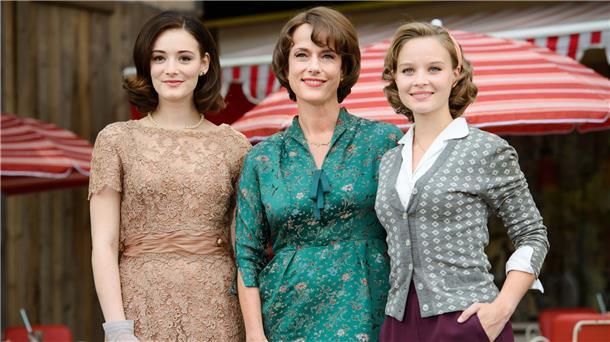 ZDF: „Ku’damm“-Reihe geht in den 70ern weiter Die Schauspielerinnen Maria Ehrich (l-r), Claudia Michelsen und Sonja Gerhardt stehen im Set der ZDF-Serie „Ku’damm 59“.