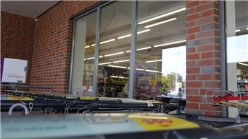Einkaufswagen im Eingangsbereich eines Einkaufsmarkts