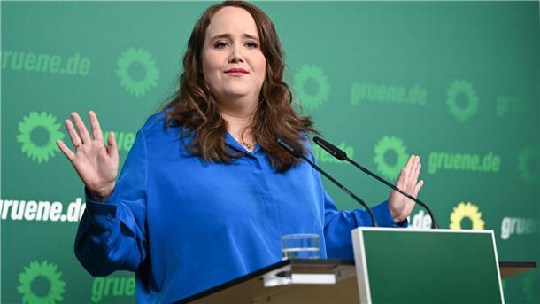 Zufriedenheit mit der deutschen Demokratie nimmt stark ab Die scheidende Bundesvorsitzende der Grünen, Ricarda Lang, ist in den vergangenen Jahren besonders häufig Ziel von hasserfüllten Verbalattacken geworden. (Archivbild)