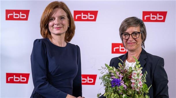 RBB-Krise: Was die Interims-Chefin der Nachfolge übergibt Die scheidende RBB-Interimsintendantin Katrin Vernau (l) und ihre designierte Nachfolgerin Ulrike Demmer.