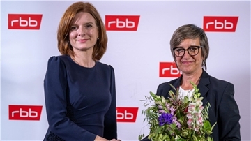 Die scheidende RBB-Interimsintendantin Katrin Vernau (l) und ihre designierte Nachfolgerin Ulrike Demmer.