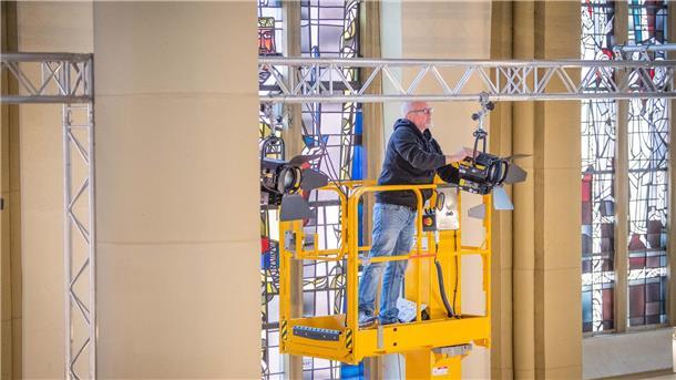 Höllisches Chaos im Gotteshaus: Katholische Kirche Bremerhaven kommt live im ZDF Am Freitag vor dem großen TV-Sonntagsgottesdienst montieren die Profitechniker des ZDF insgesamt 75 Strahler verteilt im gesamten Schiff der Herz-Jesu-Kirche Geestemünde.