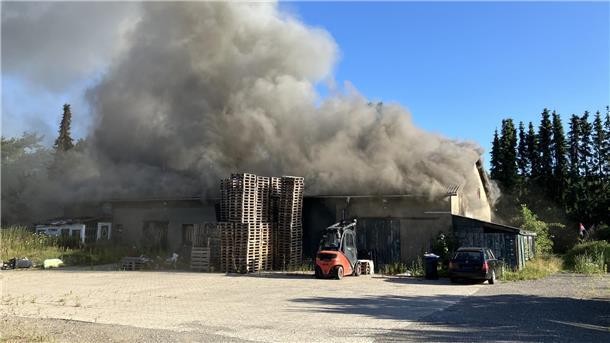 Hunderte Einsatzkräfte im Kampf gegen Großfeuer in Lengenbostel Die Scheune brennt, die Rauchwolken sind von Weitem schon zu sehen.