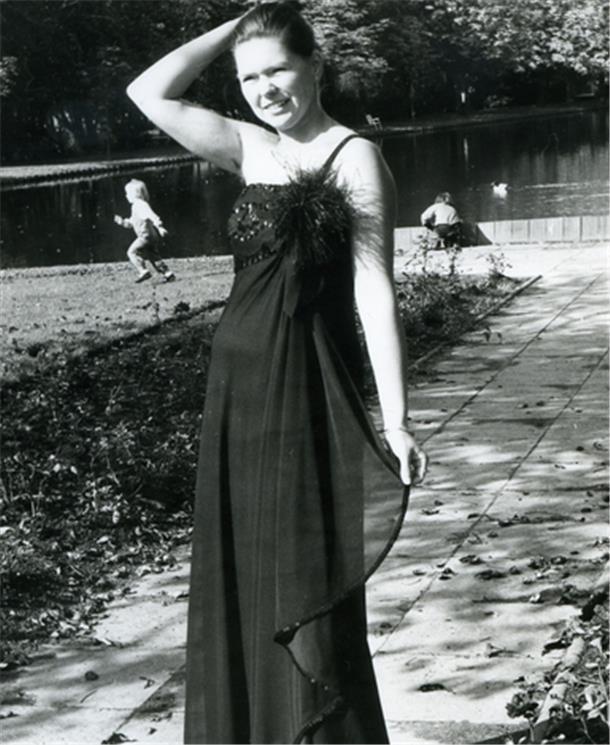 Fritz Frerichs: Der Lokaljournalist als Modefotograf Die schick gekleidete Frau gefiel vielleicht dem Fotografen. Die Kinder im Hintergrund spielten lieber.